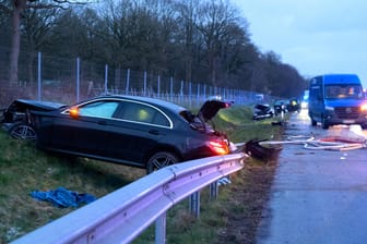 Vier beschädigte und zerstörte Fahrzeuge stehen am Unfallort: Nach einem Unfall infolge von Straßenglätte haben sich am Montagabend auf der A7 bei Norderstedt (Kreis Segeberg) mehrere Verkehrsunfälle ereignet.