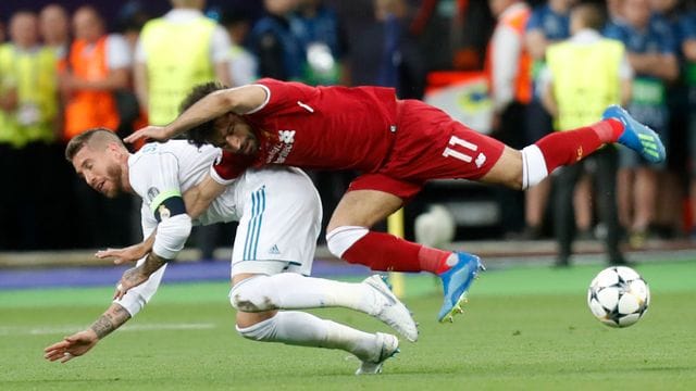 Liverpool-Stürmer Mohamed Salah musste im Finale 2018 nach diesem Zweikampf mit Real-Kapitän Sergio Ramos verletzt vom Platz. Liverpool-Stürmer Mohamed Salah musste im Finale 2018 nach diesem Zweikampf mit Real-Kapitän Sergio Ramos verletzt vom Platz.