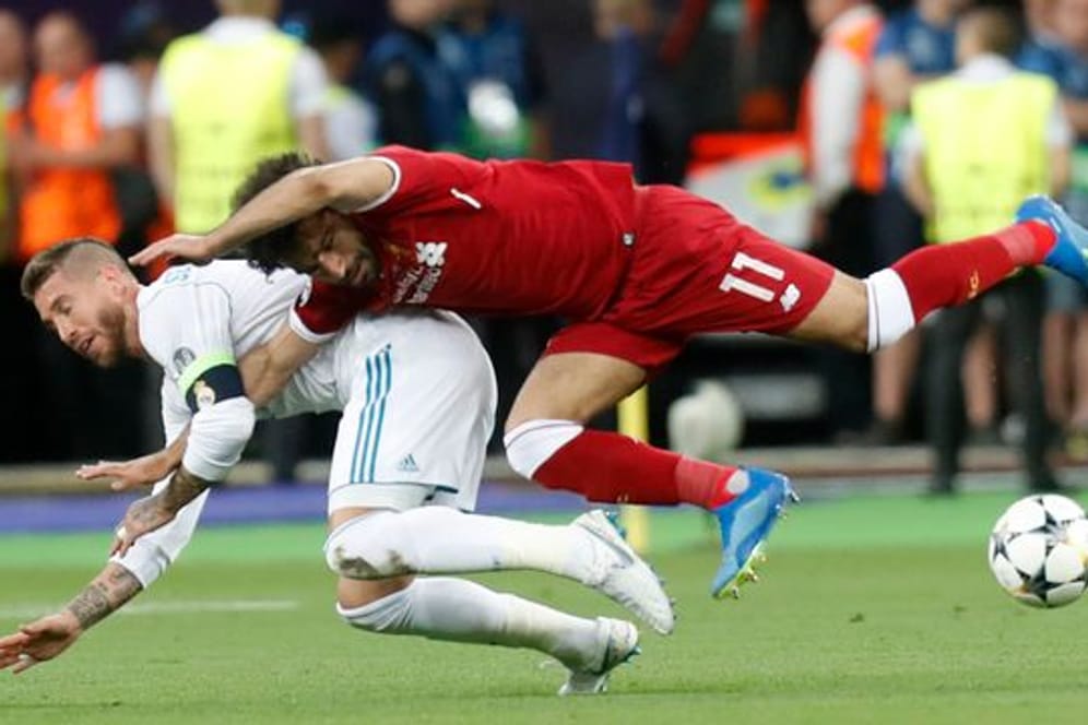 Liverpool-Stürmer Mohamed Salah musste im Finale 2018 nach diesem Zweikampf mit Real-Kapitän Sergio Ramos verletzt vom Platz.