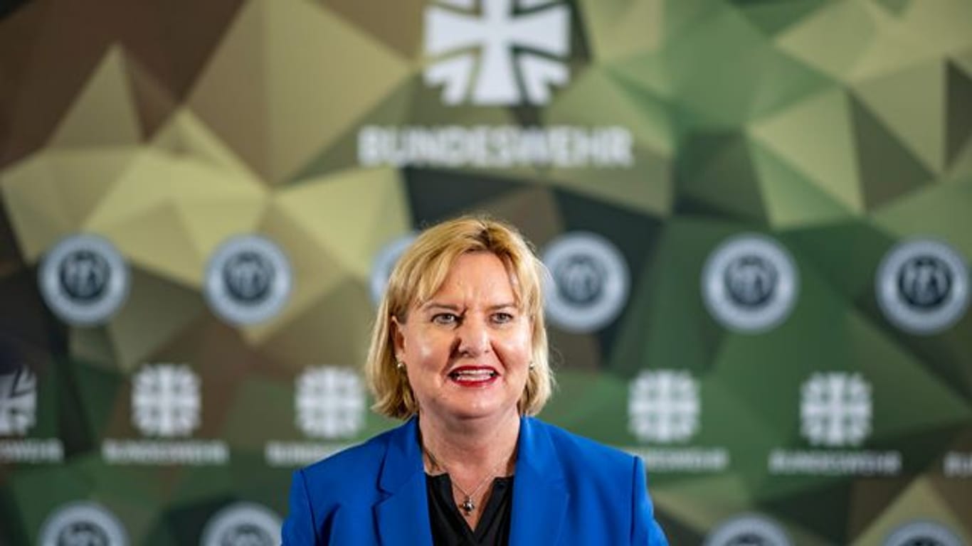 Eva Högl (SPD) spricht in der Führungsakademie der Bundeswehr.