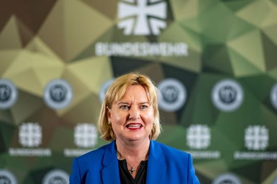 Eva Högl (SPD) spricht in der Führungsakademie der Bundeswehr.