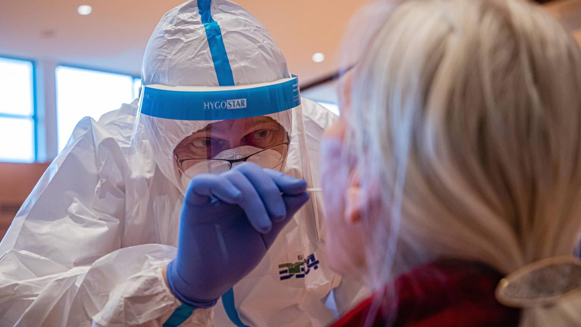 Corona-Test in Oberstenfeld: Das RKI weist darauf hin, dass rund um die Osterfeiertage vielerorts meist weniger Tests gemacht und gemeldet werden. Corona-Test in Oberstenfeld: Das RKI weist darauf hin, dass rund um die Osterfeiertage vielerorts meist weniger Tests gemacht und gemeldet werden.