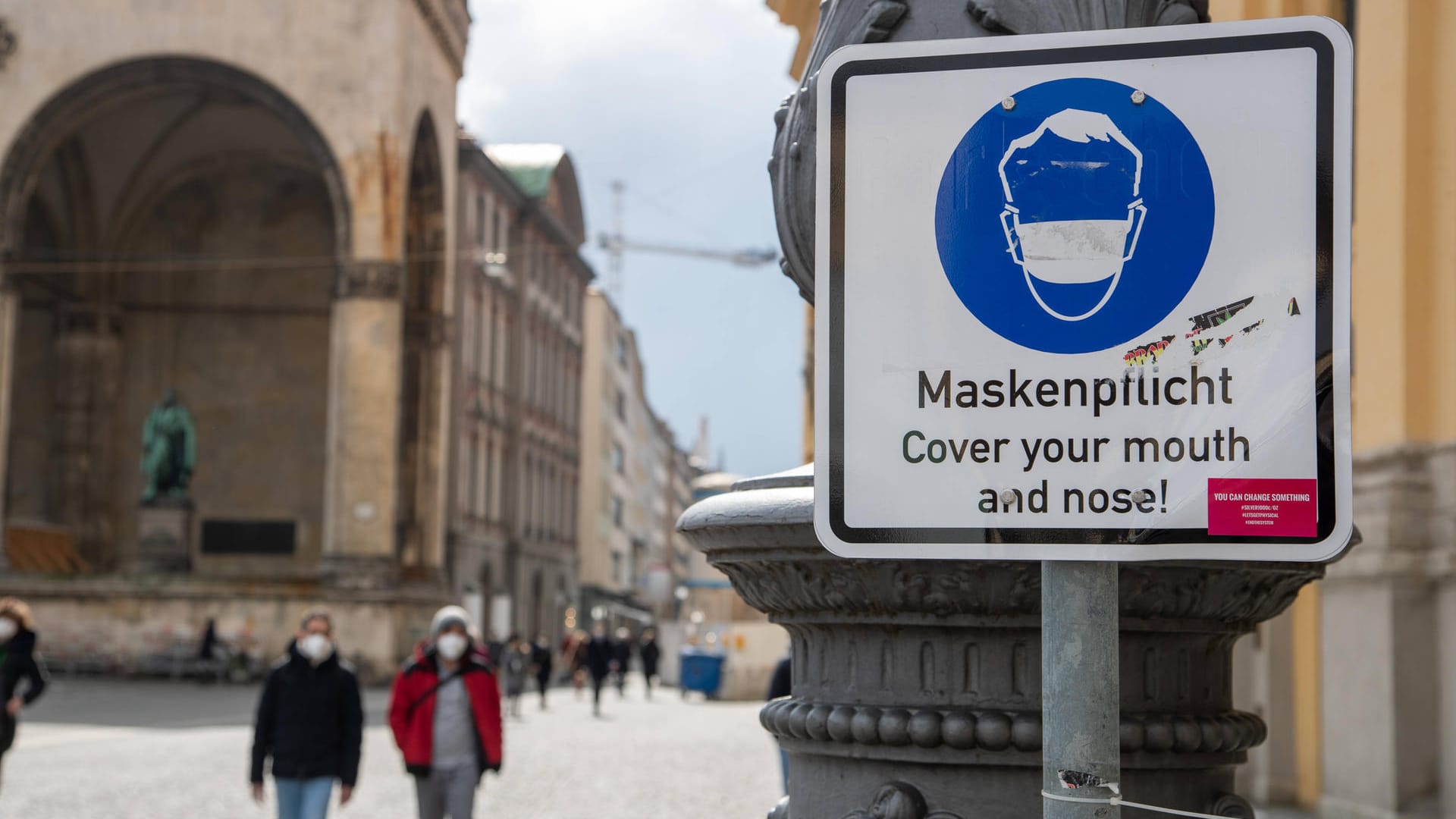 Ein Schild weißt auf die Maskenpflicht hin (Symbolbild): Etwa die Ausgangssperre soll wieder entfallen. Ein Schild weißt auf die Maskenpflicht hin (Symbolbild): Etwa die Ausgangssperre soll wieder entfallen.