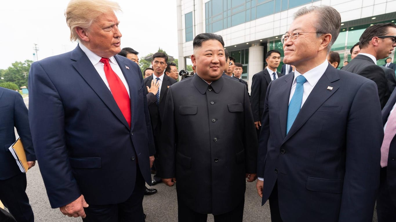 Moon Jae-In (r.) und Kim Jong-Un (m.) neben dem ehemaligen US-Präsidenten Donald Trump.