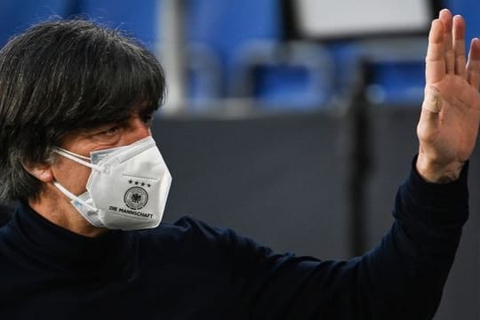 Steht nach der Pleite gegen Nordmazedonien erneut in der Kritik: Bundestrainer Joachim Löw.