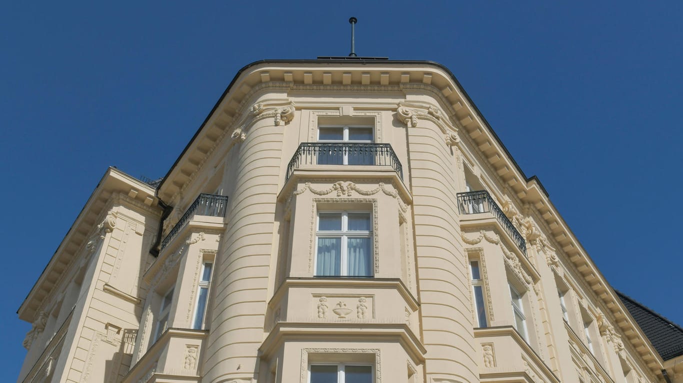 Altbau am Kurfürstendamm (Symbolbild): In einer Wohnung an der teuren Einkaufsstraße wurde eine bei Prominenten beliebte Kosmetikerin getötet.