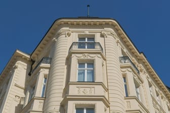 Altbau am Kurfürstendamm (Symbolbild): In einer Wohnung an der teuren Einkaufsstraße wurde eine bei Prominenten beliebte Kosmetikerin getötet.