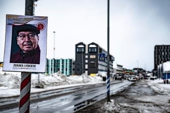 Ein Plakat eines Kandidaten der Parlamentswahl hängt an einem Laternenmast im grönländischen Nuuk.