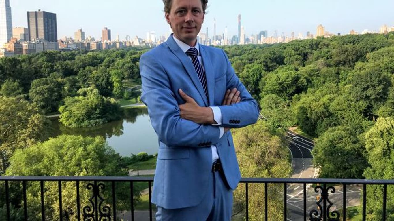 Der deutsche Luxus-Makler Sebastian Steinau auf einem Balkon am Central Park vor der Skyline von Manhattan.