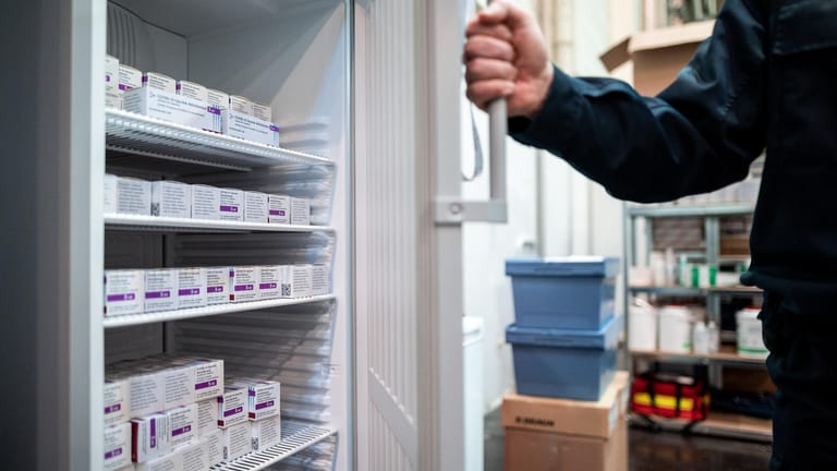 Impfstoff von Astrazeneca in einem Kühlschrank: Die Hausärzte kritisieren, sie würden noch immer zu wenig Impfstoff bekommen.