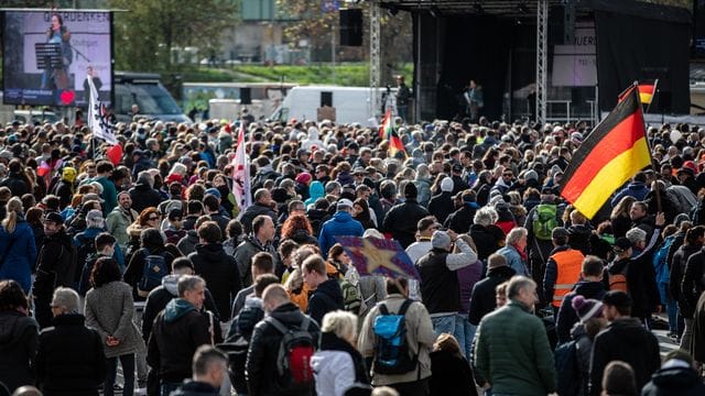 Zahlreiche Menschen trugen bei der jüngsten Demonstration der Initiative "Querdenken" auf dem Cannstatter Wasen keine Maske. Zahlreiche Menschen trugen bei der jüngsten Demonstration der Initiative "Querdenken" auf dem Cannstatter Wasen keine Maske.