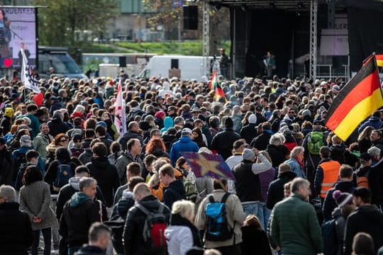 Zahlreiche Menschen trugen bei der jüngsten Demonstration der Initiative "Querdenken" auf dem Cannstatter Wasen keine Maske.