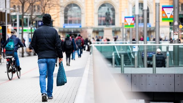 Sparen in der Corona-Krise: Viele Befragte gehen davon aus, dass sich ihr Konsumverhalten durch die Pandemie auch langfristig verändert. Sparen in der Corona-Krise: Viele Befragte gehen davon aus, dass sich ihr Konsumverhalten durch die Pandemie auch langfristig verändert.