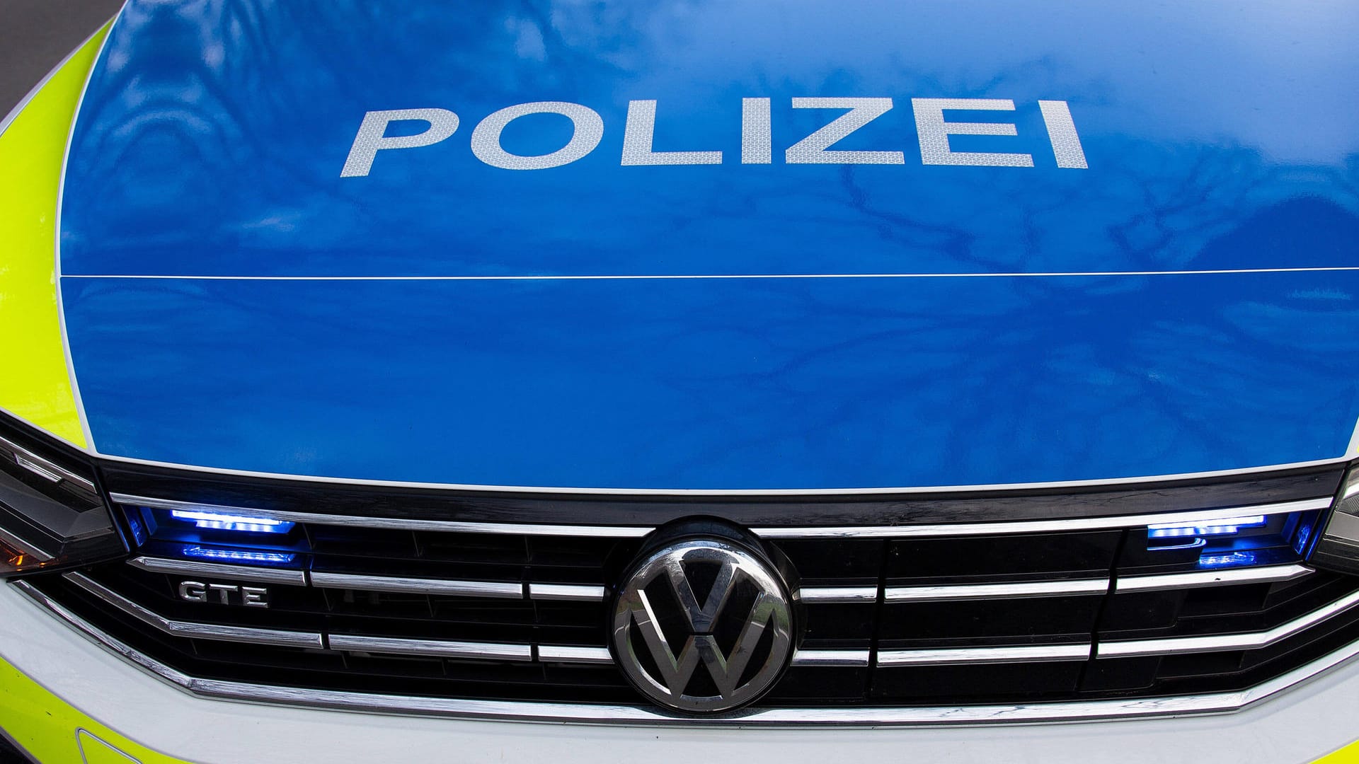 Ein Einsatzfahrzeug der Polizei (Symbolfoto): In Köln wurde einer 62-Jährigen die Handtasche gestohlen. Die Polizei sucht nach Zeugen. Ein Einsatzfahrzeug der Polizei (Symbolfoto): In Köln wurde einer 62-Jährigen die Handtasche gestohlen. Die Polizei sucht nach Zeugen.