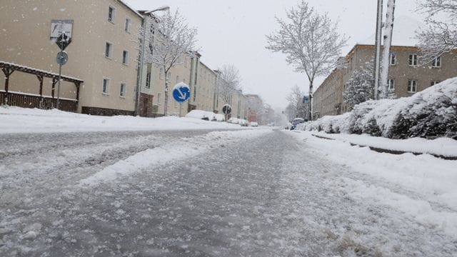 Glatte Straßen in Gera: nach starken Schneefällen und vorherigem Regen kam es am Morgen in Ostthüringen zu zahlreichen Behinderungen im Straßenverkehr. Glatte Straßen in Gera: nach starken Schneefällen und vorherigem Regen kam es am Morgen in Ostthüringen zu zahlreichen Behinderungen im Straßenverkehr.