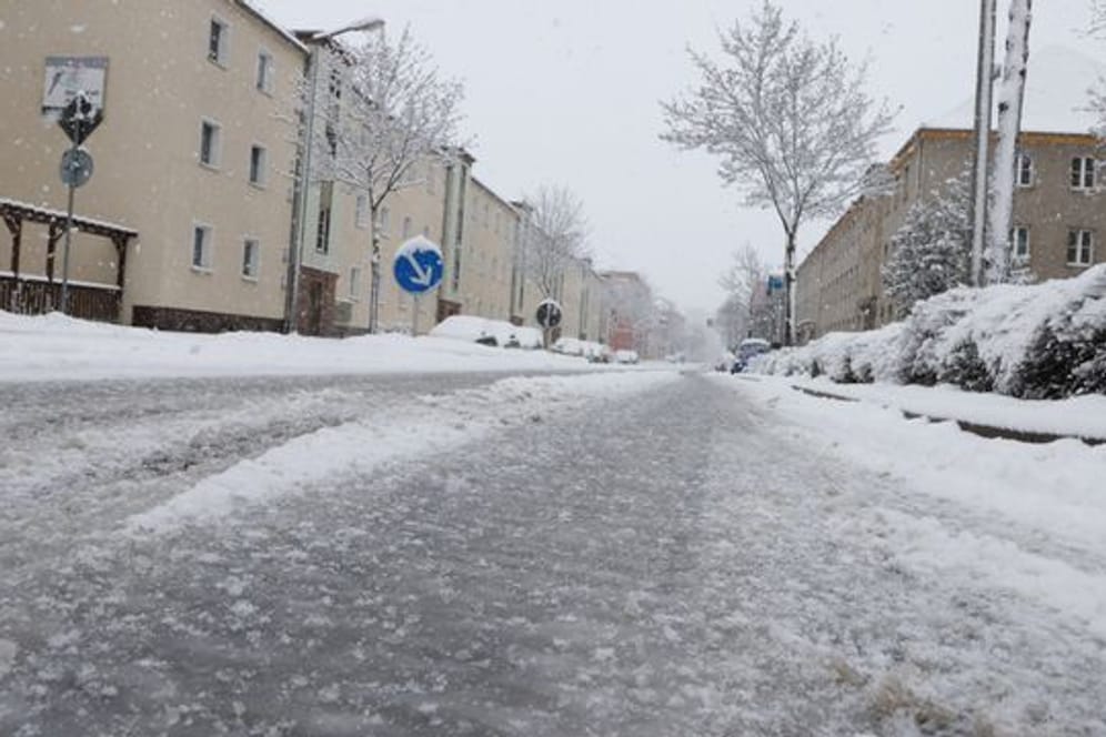 Glatte Straßen in Gera: nach starken Schneefällen und vorherigem Regen kam es am Morgen in Ostthüringen zu zahlreichen Behinderungen im Straßenverkehr.