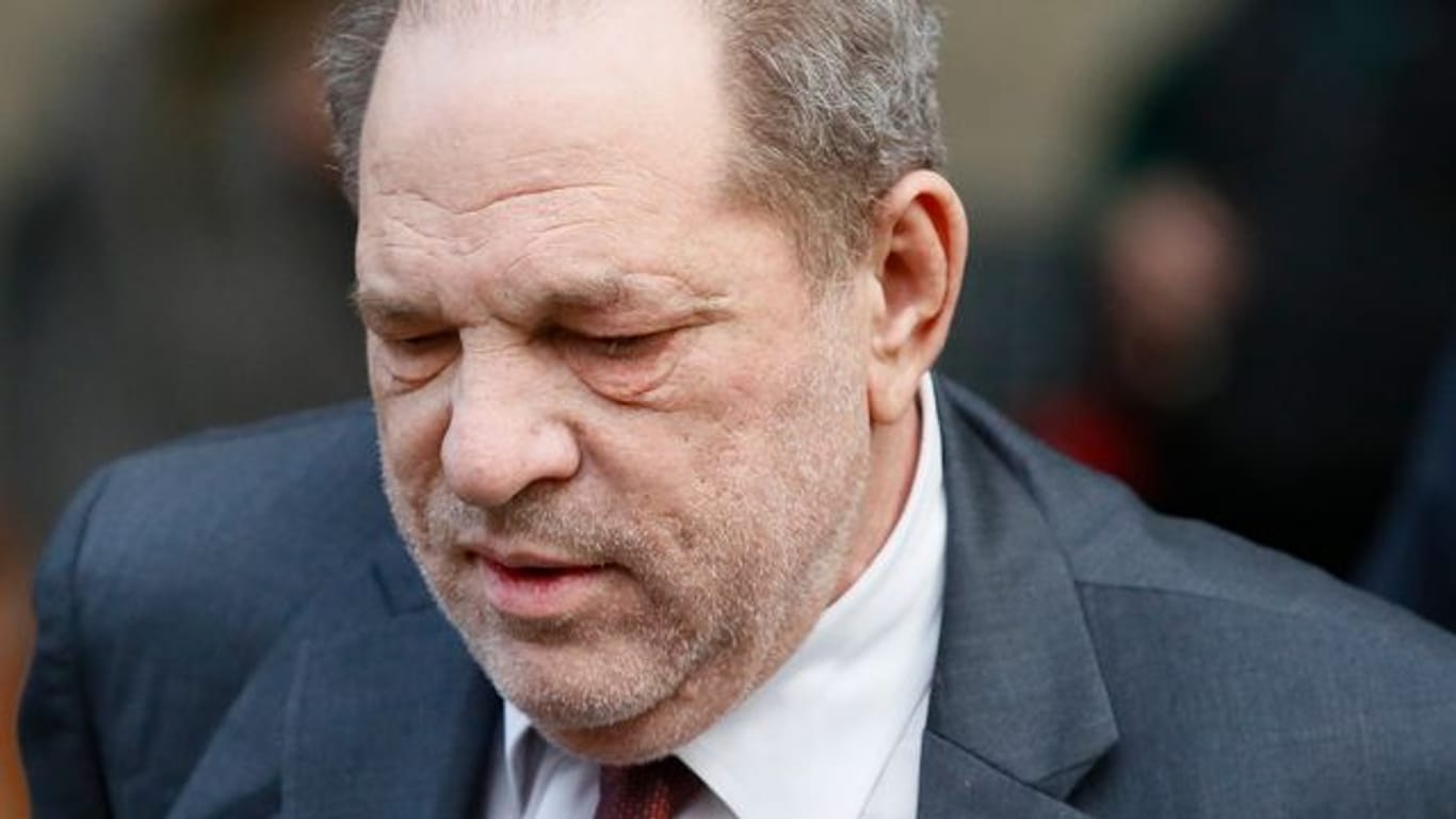 Der verurteilte Vergewaltiger und Ex-Filmmogul Harvey Weinstein will seinen Prozess neu aufrollen lassen.