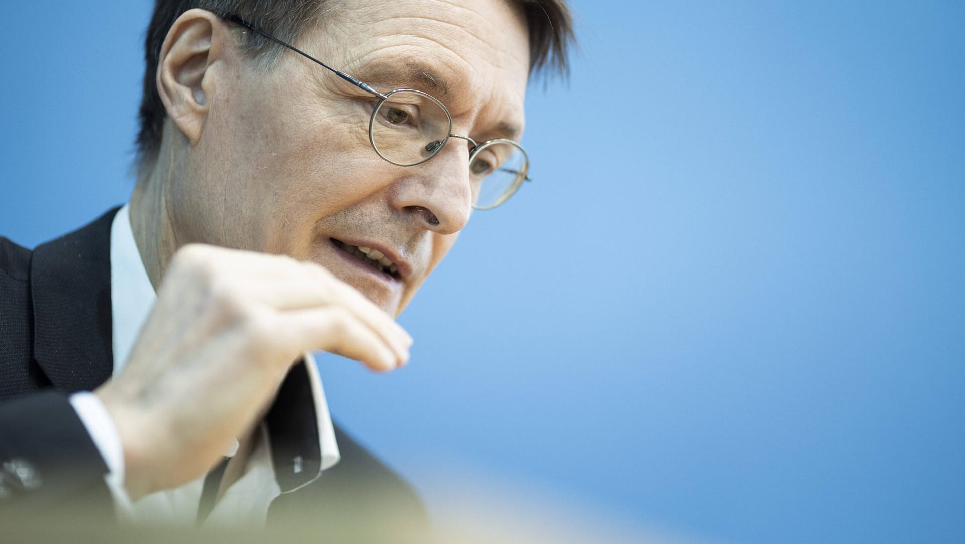 Karl Lauterbach: "Wenn man eine Woche lang sinkende Zahlen hat, kann man aus dem Lockdown rausgehen."