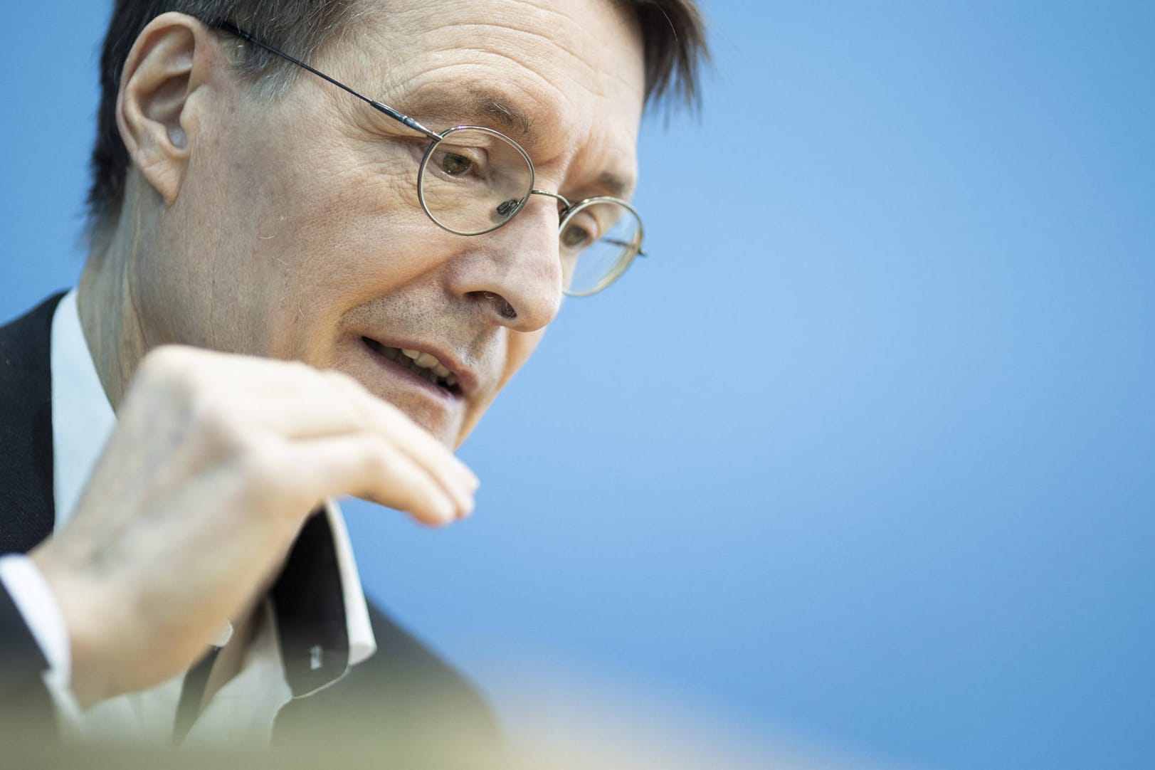 Karl Lauterbach: "Wenn man eine Woche lang sinkende Zahlen hat, kann man aus dem Lockdown rausgehen."