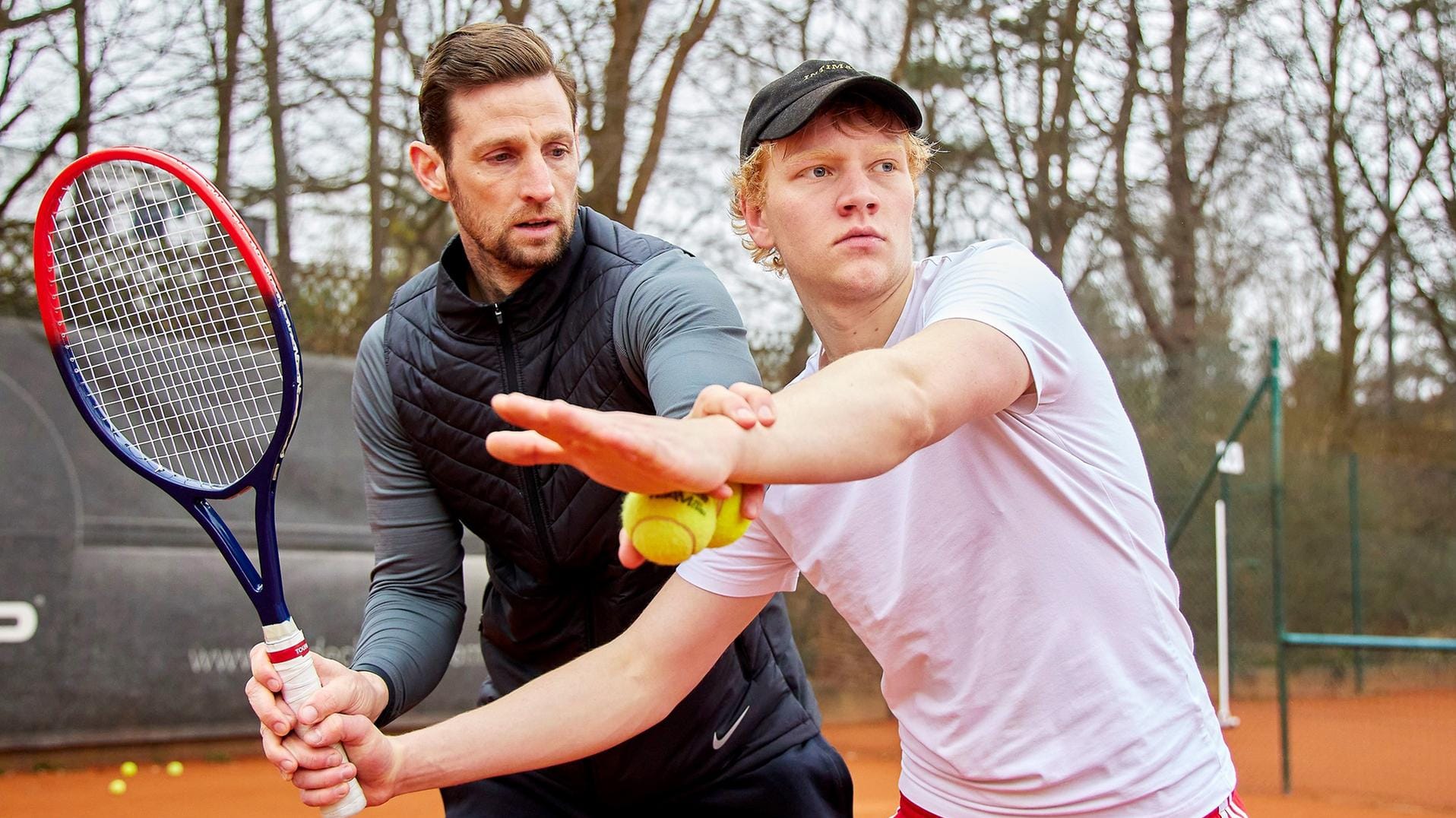 Bruno Alexander, und Tennistrainer Christoph Radecke: Die blonden Locken, die hellen Augen und der fokussierte Blick passen schon mal zu Boris Becker.