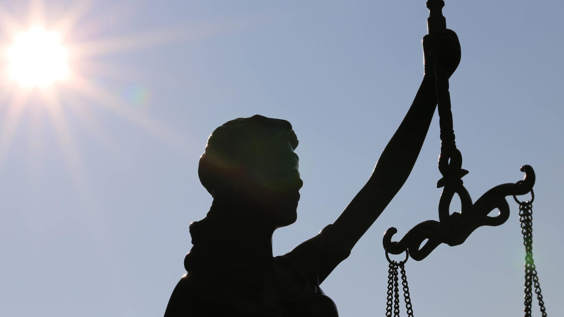 Eine Justitia-Figur vor blauem Himmel (Symbolbild): Der Prozess gegen eine in der Türkei eingeklagte Kölnerin wurde abermals vertagt.