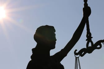 Eine Justitia-Figur vor blauem Himmel (Symbolbild): Der Prozess gegen eine in der Türkei eingeklagte Kölnerin wurde abermals vertagt.