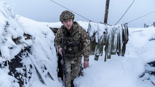 Ein ukrainischer Soldat in einem schneebedeckten Schützengraben bei Wodjane. Ein ukrainischer Soldat in einem schneebedeckten Schützengraben bei Wodjane.
