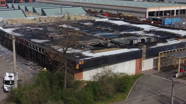 Die ausgebrannte Abstellhalle der Rheinbahn: Ein technischer Defekt führte zu dem Brand.