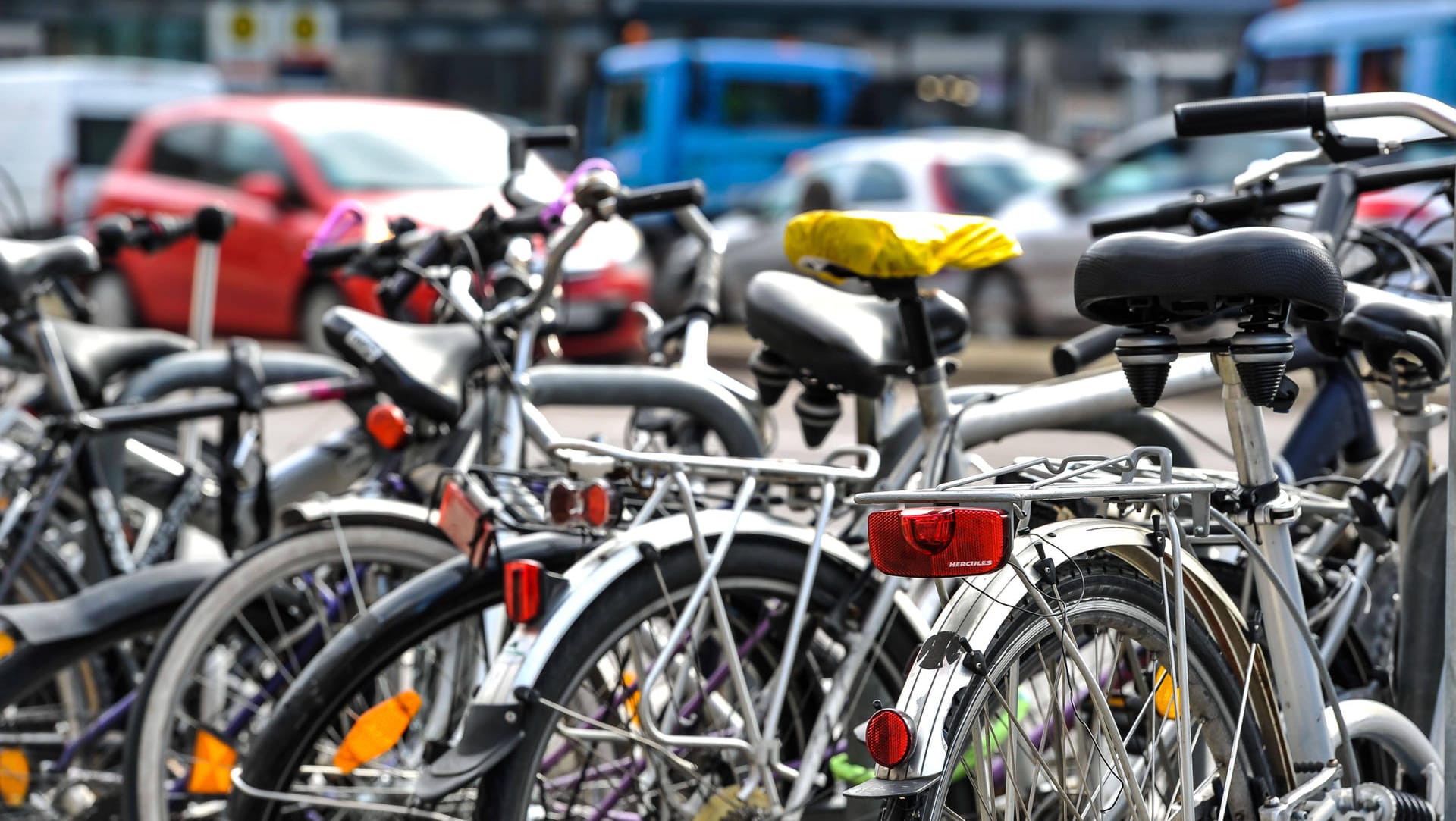 Fahrräder an Fahrradständern (Symbolbild): Die Polizei Dortmund warnt vor Fahrraddiebstählen. Fahrräder an Fahrradständern (Symbolbild): Die Polizei Dortmund warnt vor Fahrraddiebstählen.