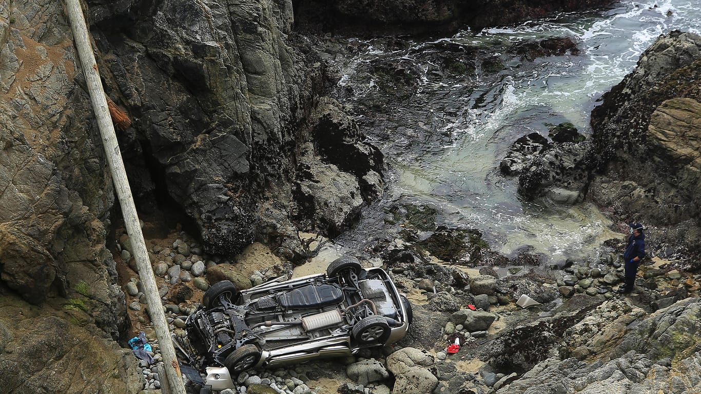 Auto in USA stürzt von 30 Meter hoher Klippe