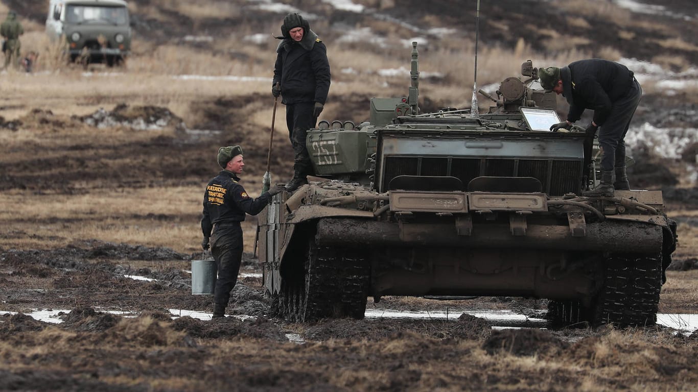 Russische Soldaten bei einer Übung (Symbolbild): In den vergangenen Tagen wurden verstärkte Truppenbewegungen an der Westgrenze Russlands beobachtet.