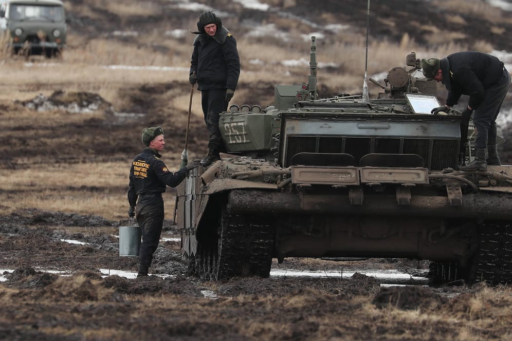 Russische Soldaten bei einer Übung (Symbolbild): In den vergangenen Tagen wurden verstärkte Truppenbewegungen an der Westgrenze Russlands beobachtet.