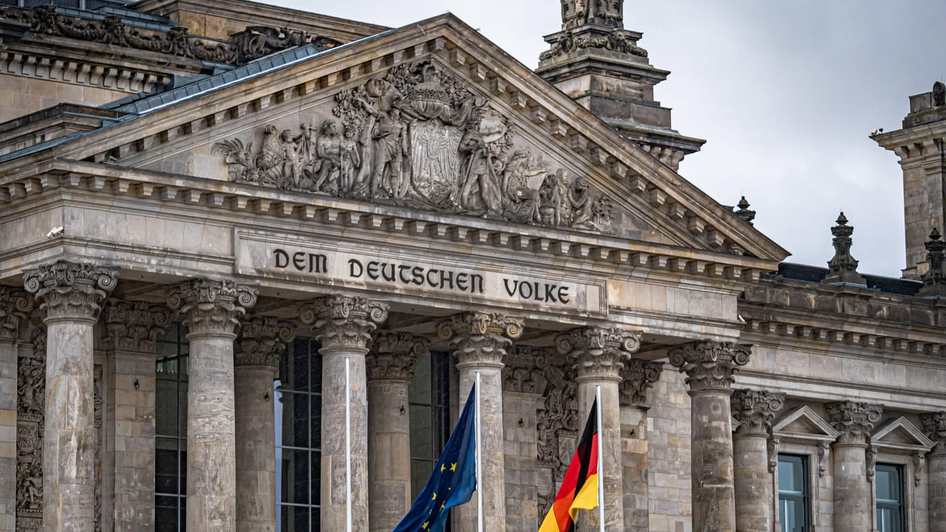 Der Reichstag in Berlin: Eine mutmaßlich rechtsextreme Gruppe soll den Reichstag ins Visier gefasst haben. Das Ziel, auch mit weiteren Angriffen: "bürgerkriegsähnliche Zustände" in Deutschland.