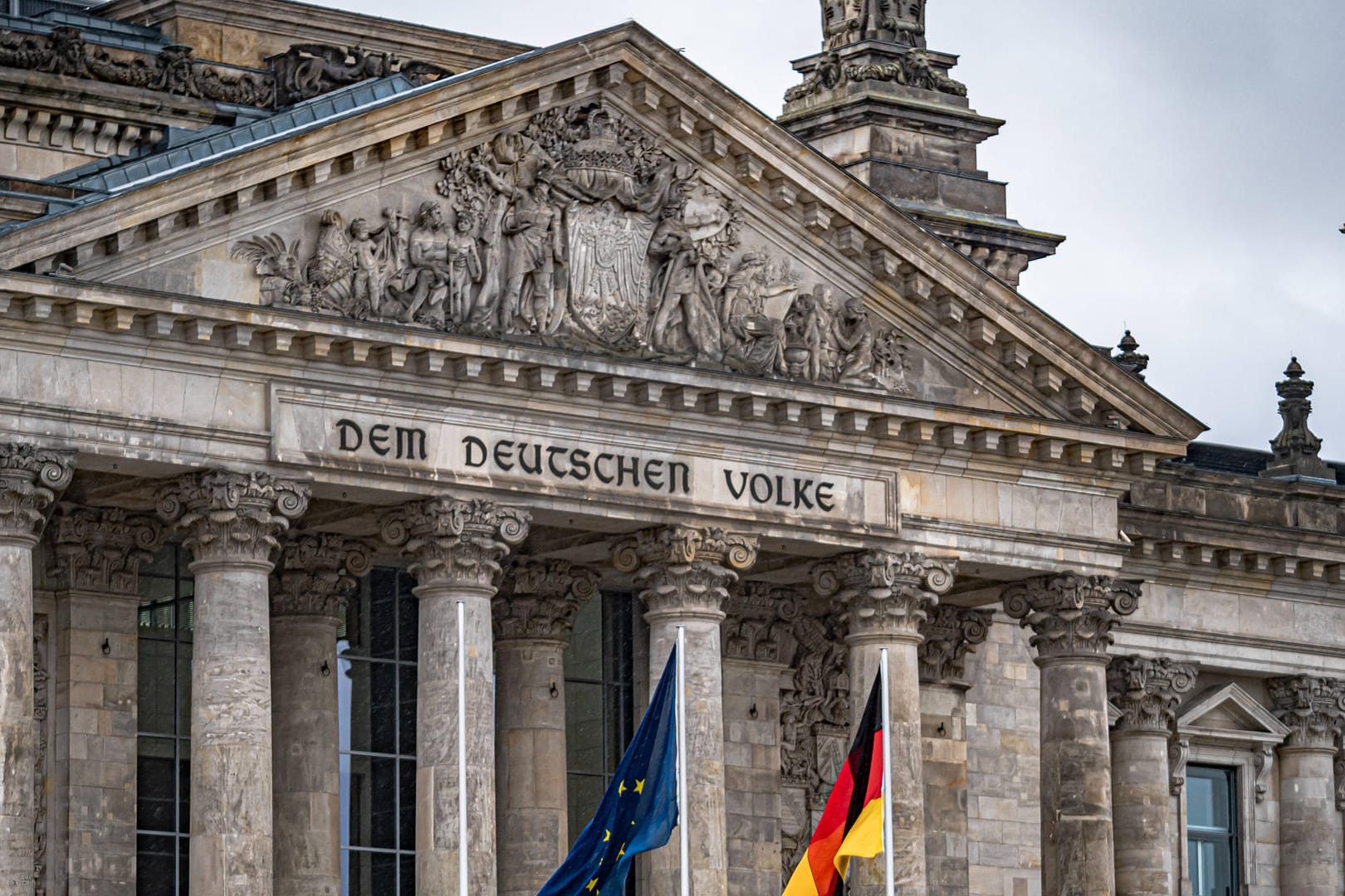 Der Reichstag in Berlin: Eine mutmaßlich rechtsextreme Gruppe soll den Reichstag ins Visier gefasst haben. Das Ziel, auch mit weiteren Angriffen: "bürgerkriegsähnliche Zustände" in Deutschland.