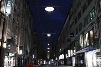 Die menschenleere Geschäftsstraße Spitalerstraße in der Hamburger Innenstadt kurz nach Beginn der Ausgangssperre um 21 Uhr (Symbolbild): Eine Familie ist mit dem Einantrag gegen die Ausgangssperre gescheitert.
