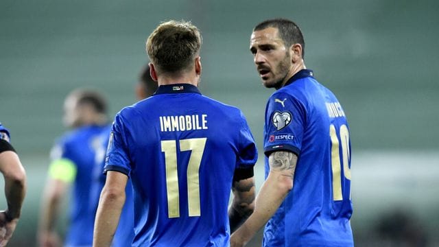 Wurde nach Italiens Länderspielen positiv auf Corona getestet: Leonardo Bonucci (r).