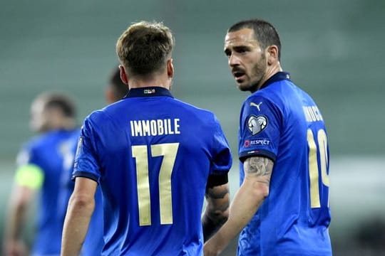 Wurde nach Italiens Länderspielen positiv auf Corona getestet: Leonardo Bonucci (r).