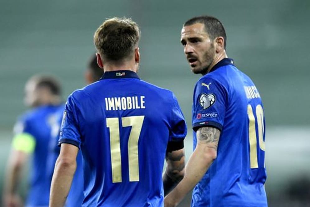 Wurde nach Italiens Länderspielen positiv auf Corona getestet: Leonardo Bonucci (r).