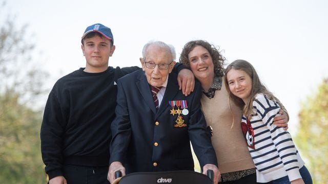 Der damals 99-jährige Captain Tom Moore (2.