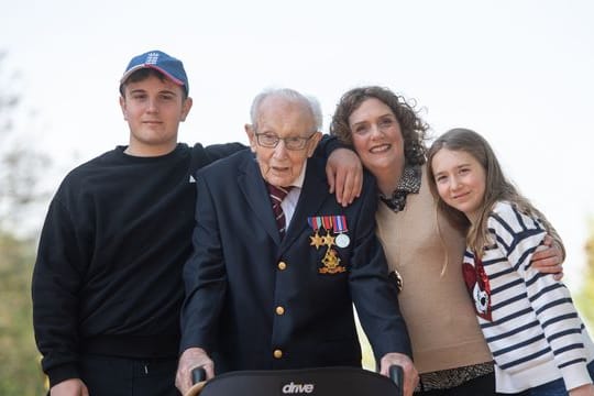 Der damals 99-jährige Captain Tom Moore (2.