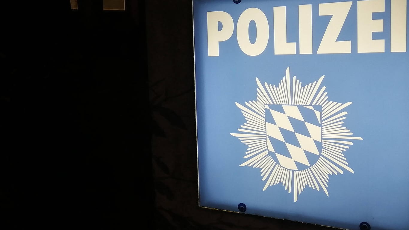 Ein Schild an einer Polizeiwache in Nürnberg (Symbolbild): In Nürnberg ist ein Fußgänger mit einem Auto angefahren worden. Der Fahrer beging Fahrerflucht.