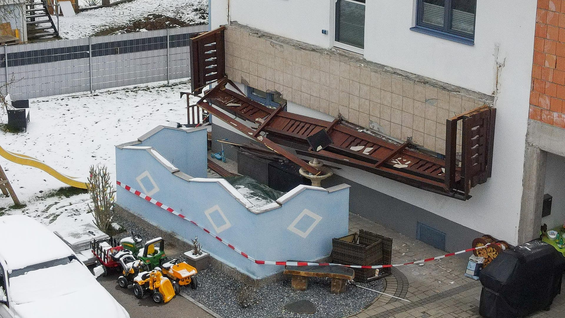 Die Unglücksstelle: Vier Menschen standen auf dem Balkon, als der abbrach. Die Unglücksstelle: Vier Menschen standen auf dem Balkon, als der abbrach.