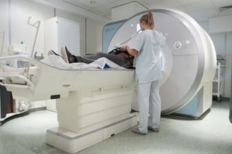 Bei der Nachsorge einer Brustkrebserkrankung haben gesetzlich krankenversicherte Frauen keinen Anspruch auf regelmäßige MRT-Untersuchungen.