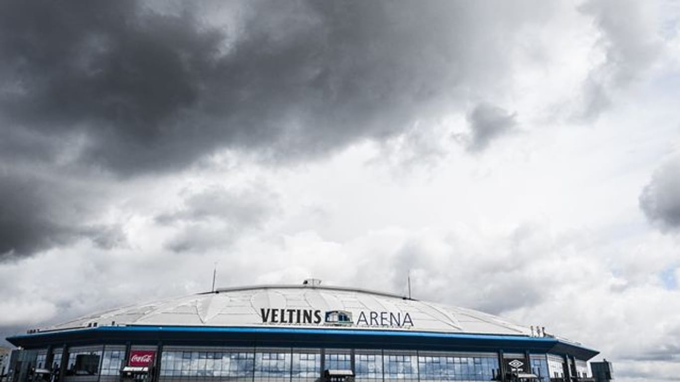 Der Abstieg droht: Dunkle Wolken hängen über der Schalker Arena.