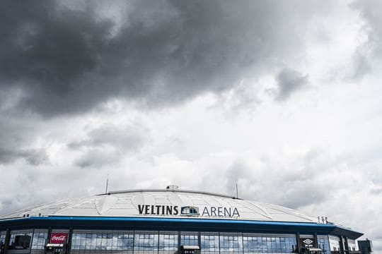 Der Abstieg droht: Dunkle Wolken hängen über der Schalker Arena.