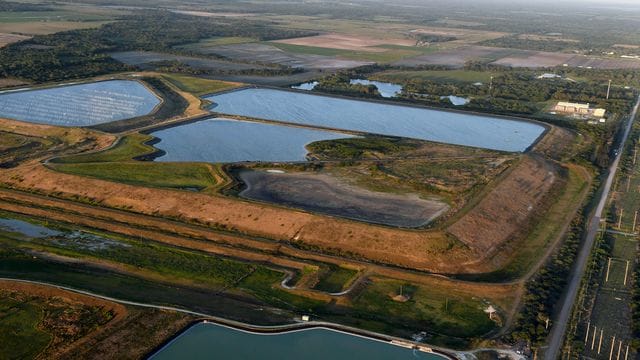 Blick auf ein Reservoir in der Nähe der alten Piney Point Phosphat Mine.