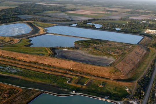 Blick auf ein Reservoir in der Nähe der alten Piney Point Phosphat Mine.