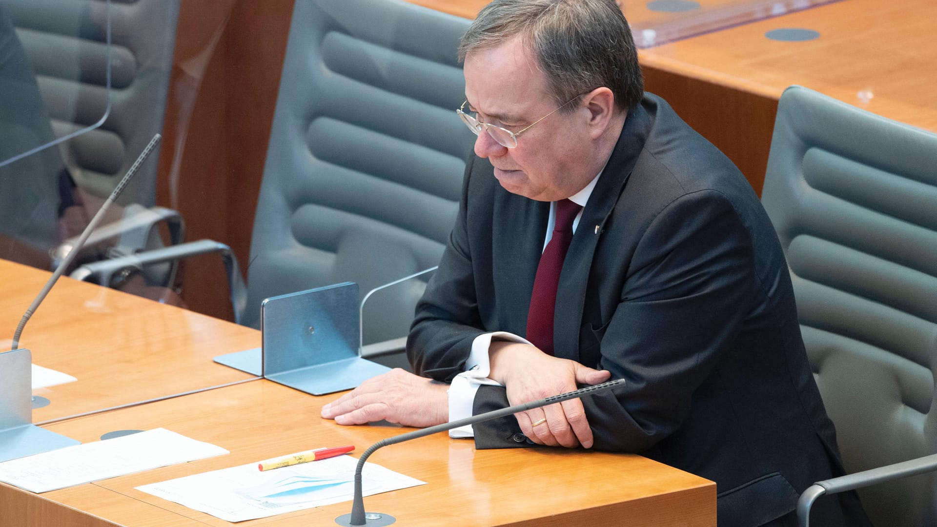 Armin Laschet im Landtag von Nordrhein-Westfalen: Der Ministerpräsident gerät parteiintern unter Druck.