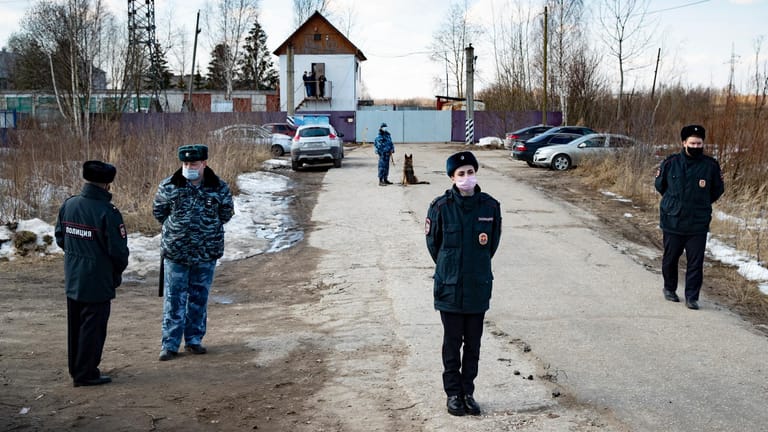 Polizisten bewachen einen Eingang des Straflagers IK-2: Unterstützer von Nawalny haben Proteste angekündigt.