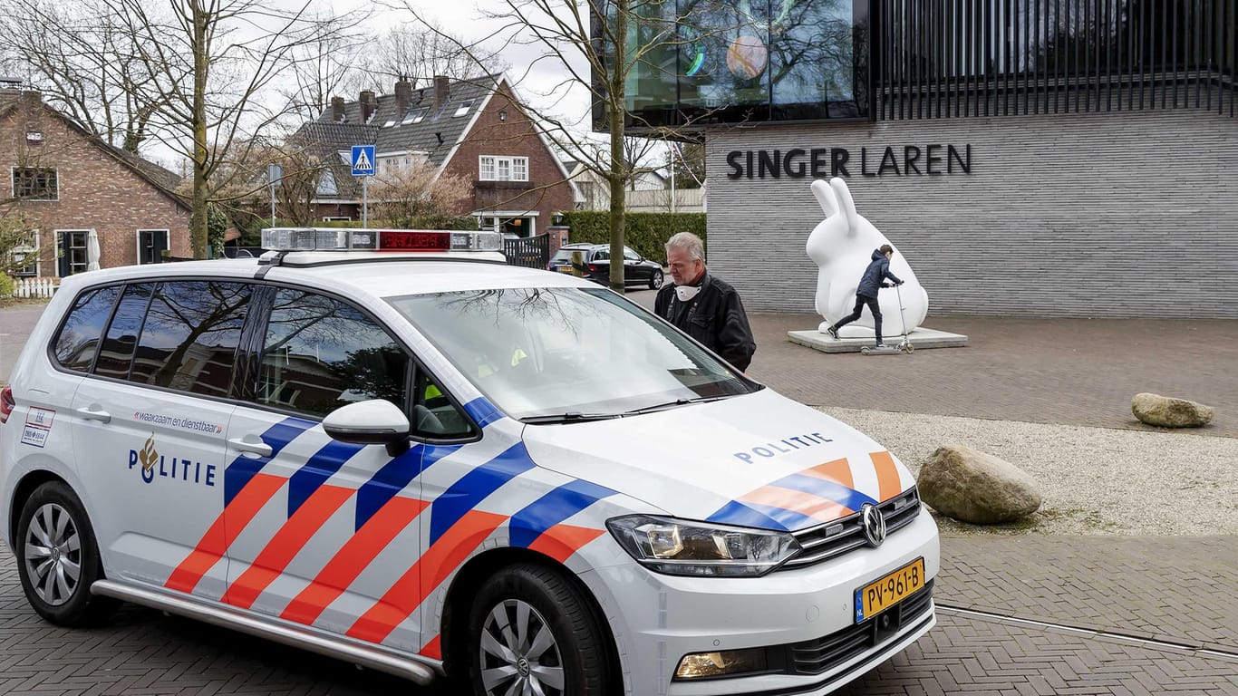 Polizei vor dem Museum in Laren: Vor einem Jahr wurde hier ein wertvolles Gemälde von Van Gogh entwendet (Archivbild).